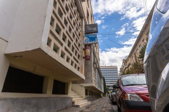 Nincs elég irodája, ezért kénytelen épületet vásárolni a megyei tanács