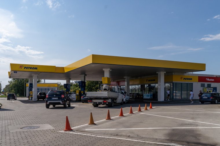 A július elsejei drágulás után enyhén csökkent kedden az üzemanyagok ára