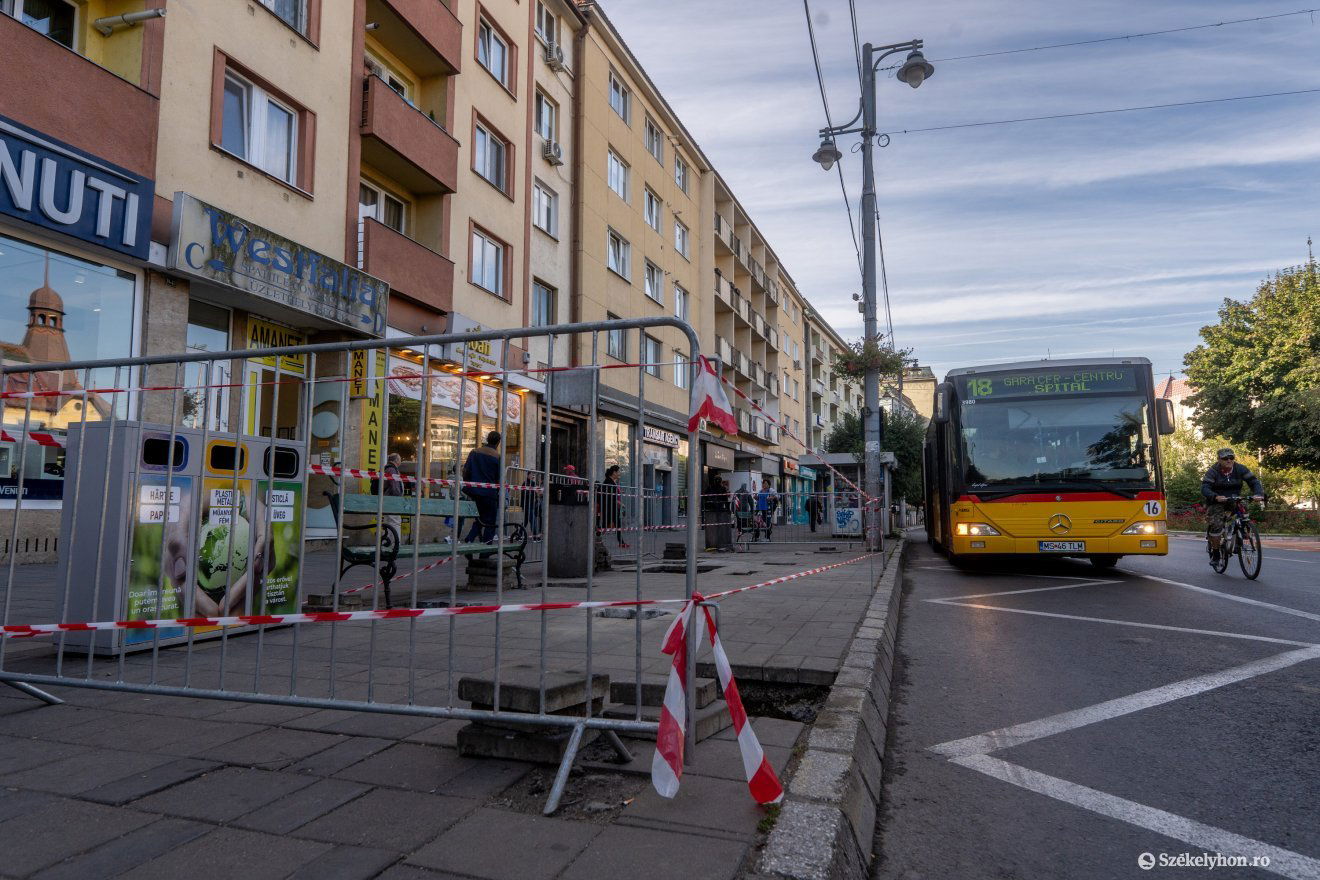 Munkálatok zajlanak a buszmegállókban, készítik a helyet a digitális kijelőzőknek •  Fotó: Haáz Vince