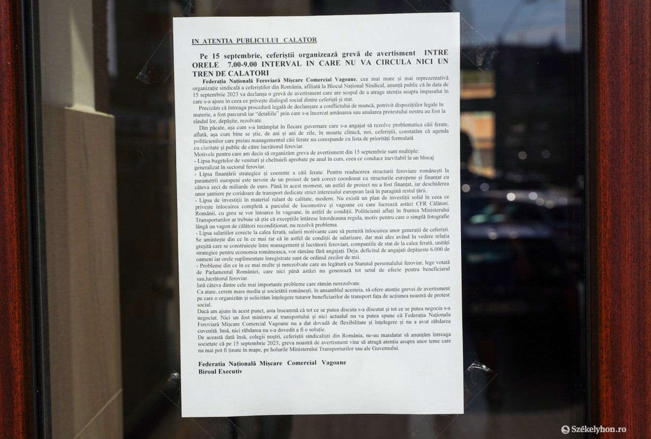 Kifüggesztették a vasútállomásokon a figyelmeztetést, miszerint péntek reggel sztrájkolnak a vasutasok •  Fotó: Haáz Vince