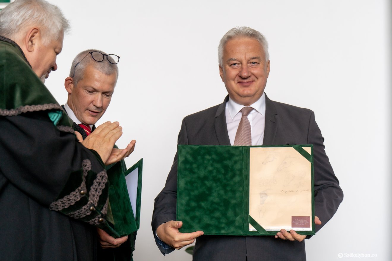 Bánffy Miklós rajzolta az ajándékba kapott grafikát, ami lovakat ábrázol •  Fotó: Haáz Vince