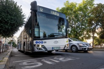 Kevesebbet kell várni a megállókban, az iskolajáratok menetrendje is változik