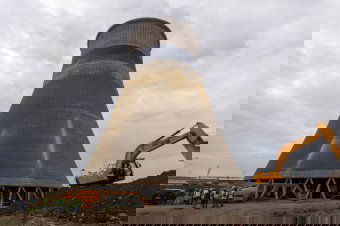 Dinamit, vízfüggöny, földágyra zuhanó torony – mindez jövő héten, Marosvásárhelyen