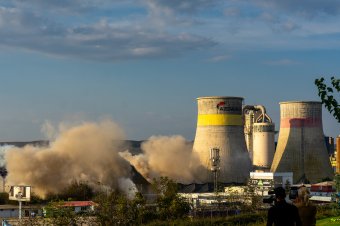Egy robbanás, és másodpercek alatt leomlott a kombinát tornya