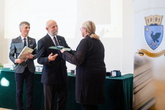 Díjazták a példamutató pedagógusokat, a kiváló erdélyi diákok között lehet akár a jövő magyar Nobel-díjasa is