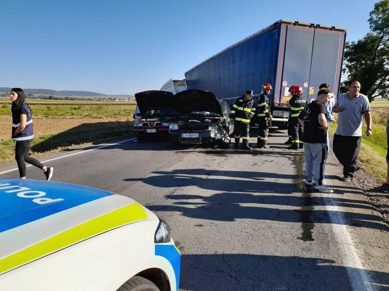 Két személyautó és egy kamion ütközött