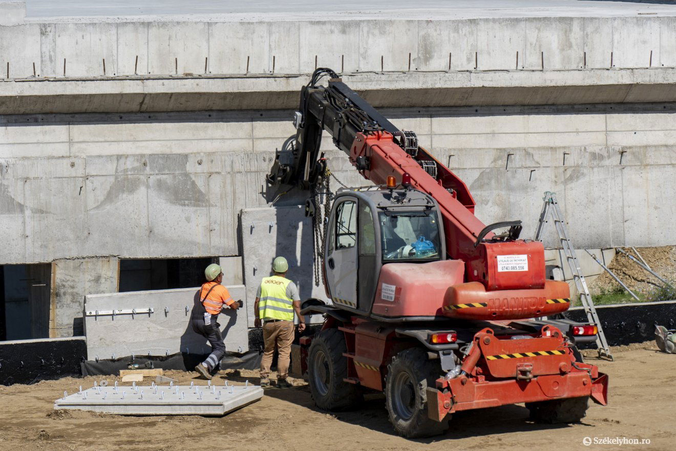 Gőzerővel dolgoznak Maroskecénél az autópályán •  Fotó: Haáz Vince