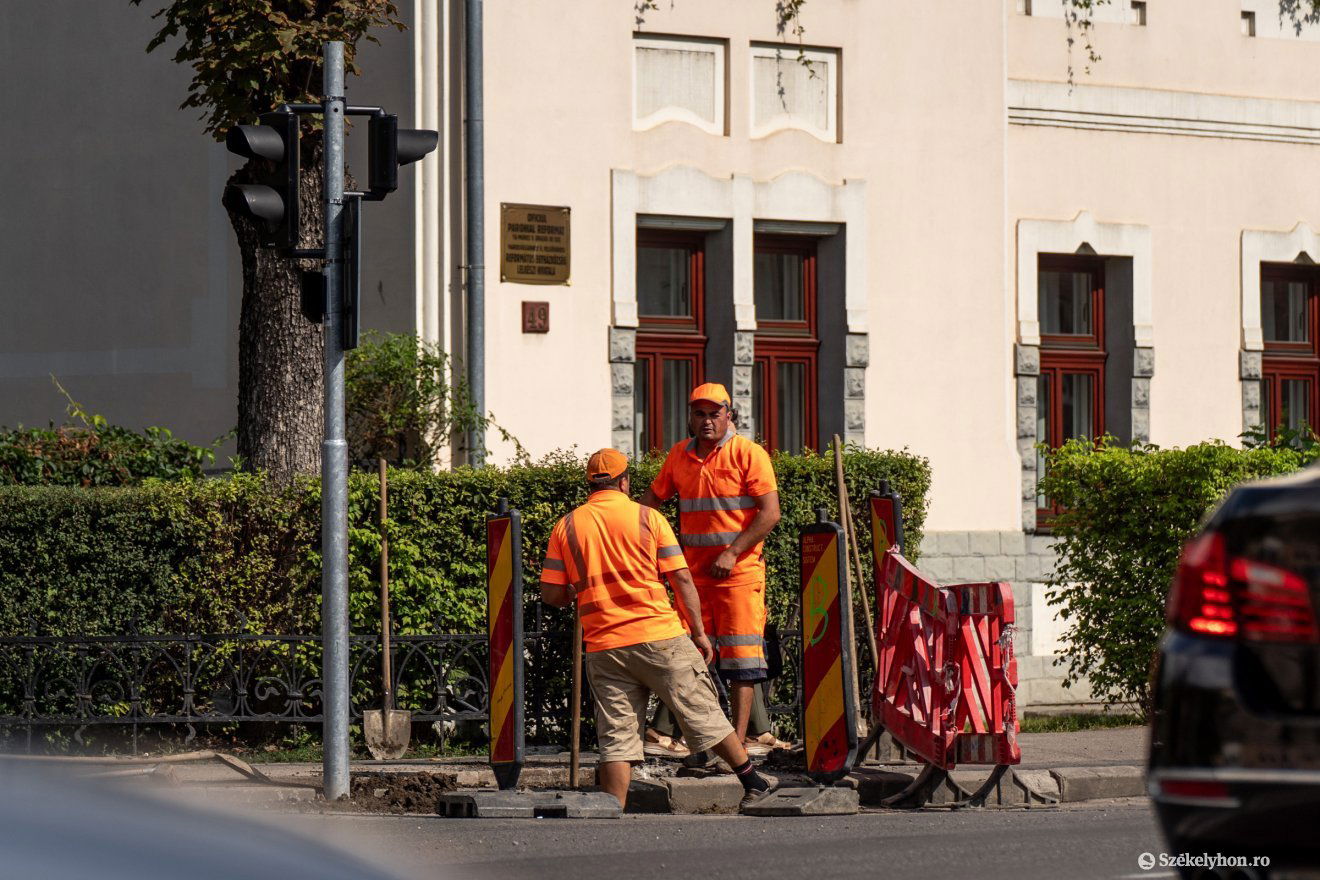 A jelzőlápák közelében vannak a munkálatok •  Fotó: Haáz Vince