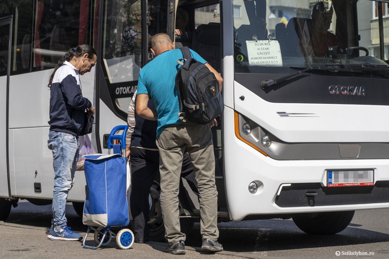A magáncégekkel utazhatnak egyelőre a peremtelepüléseken élők •  Fotó: Haáz Vince