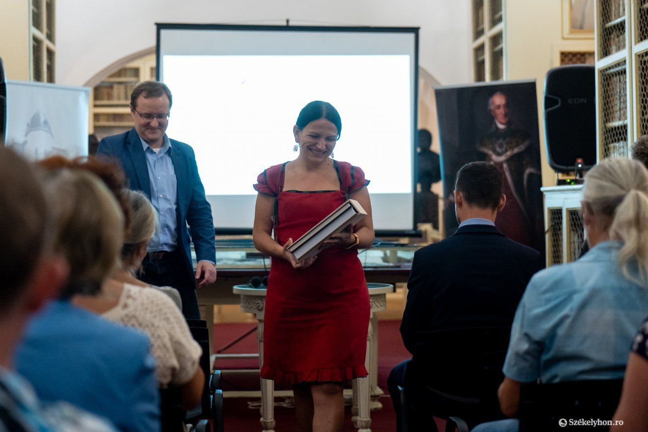 Lázok Klára, a Téka igazgatója vette át az értékes ajándékot •  Fotó: Haáz Vince
