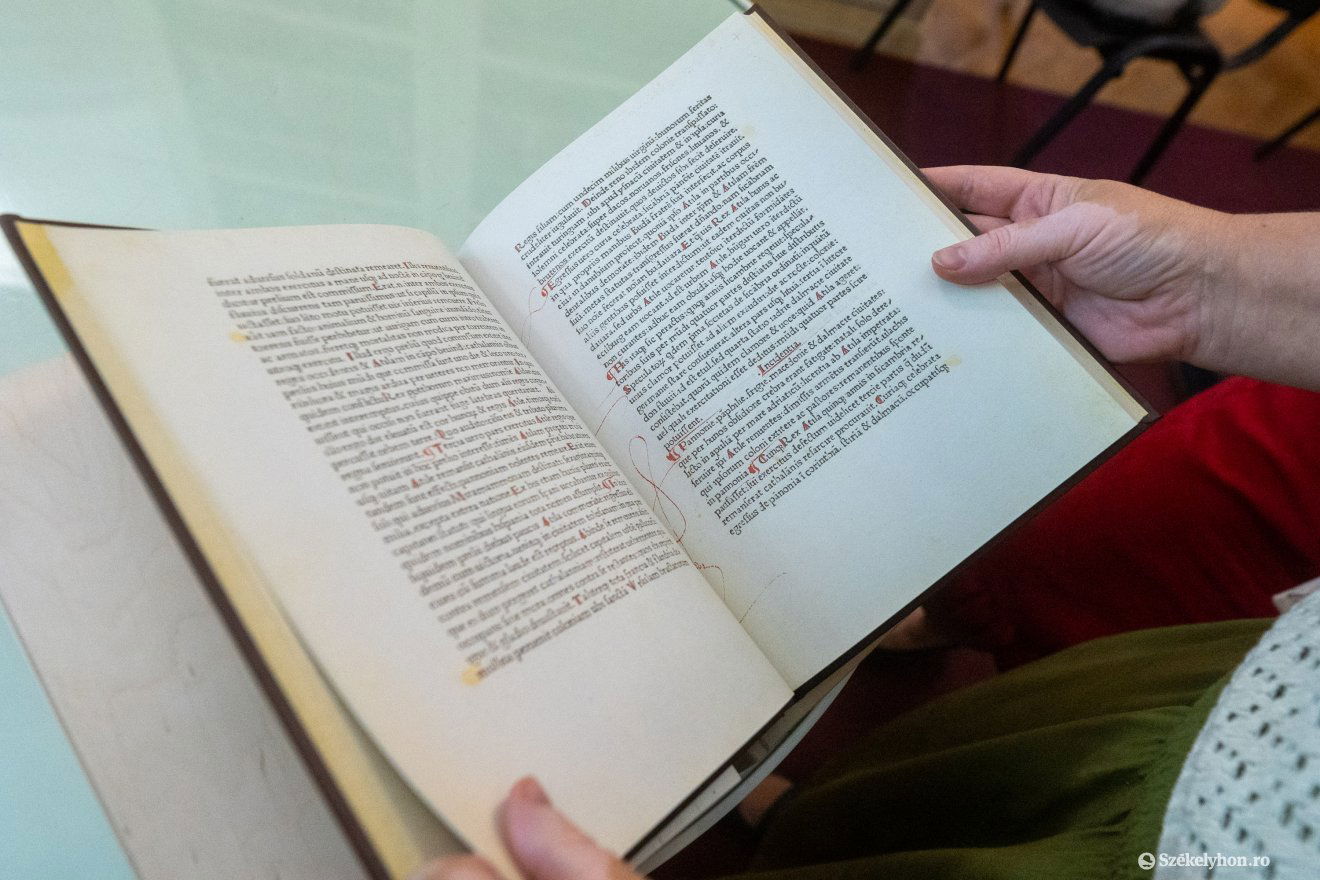 Az eredeti latin szöveg is tanulmányozható •  Fotó: Haáz Vince