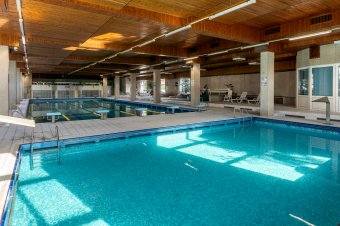 Újdonságokkal nyitott újra a városi uszoda Vásárhelyen