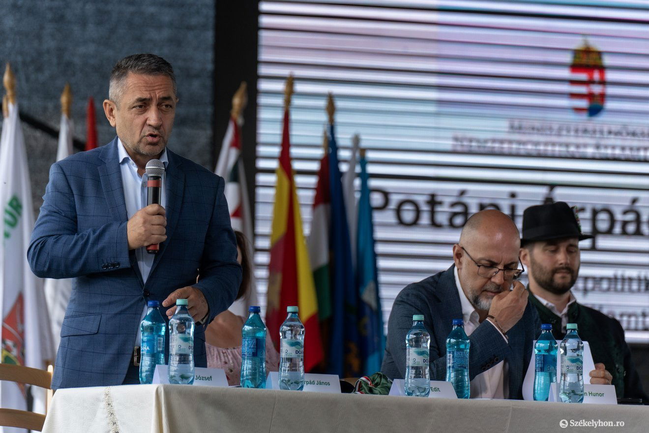 Potápi Árpád János köszönti a találkozón résztvevőket •  Fotó: Haáz Vince