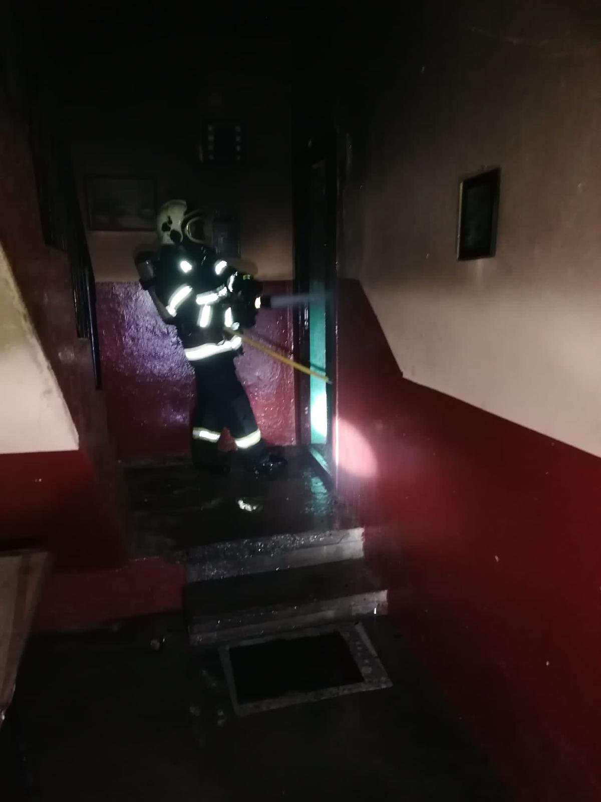 Az első emeleten ütött ki tűz •  Fotó: Maros megyei tűzoltóság