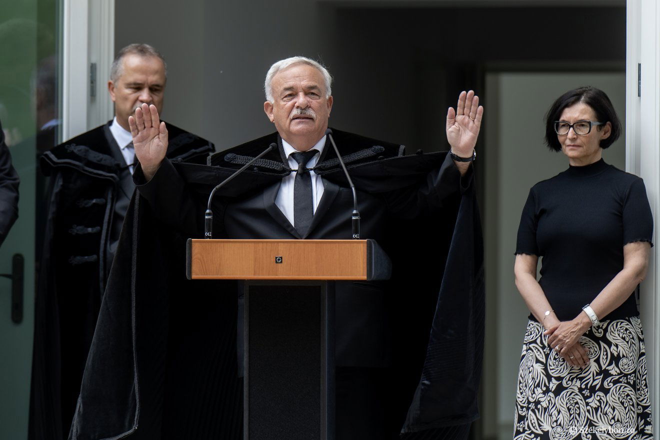 Kató Béla püspök Isten áldását kéri az épületben tanuló kisgyermekekre •  Fotó: Haáz Vince