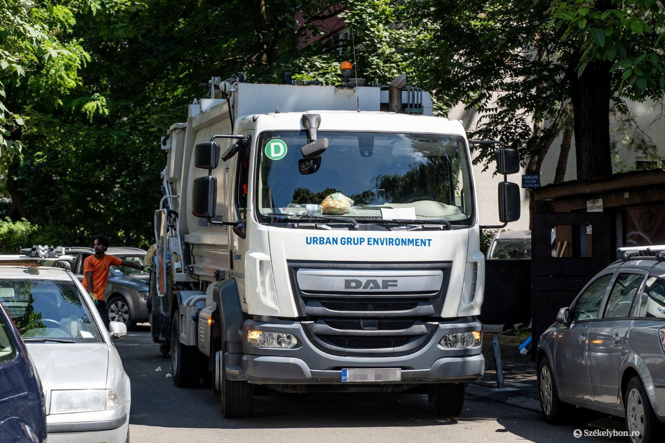 Elindultak a kukásautók, dolgoznak a munkások. Máshol mindennapi, itt rendkívüli •  Fotó: Haáz Vince
