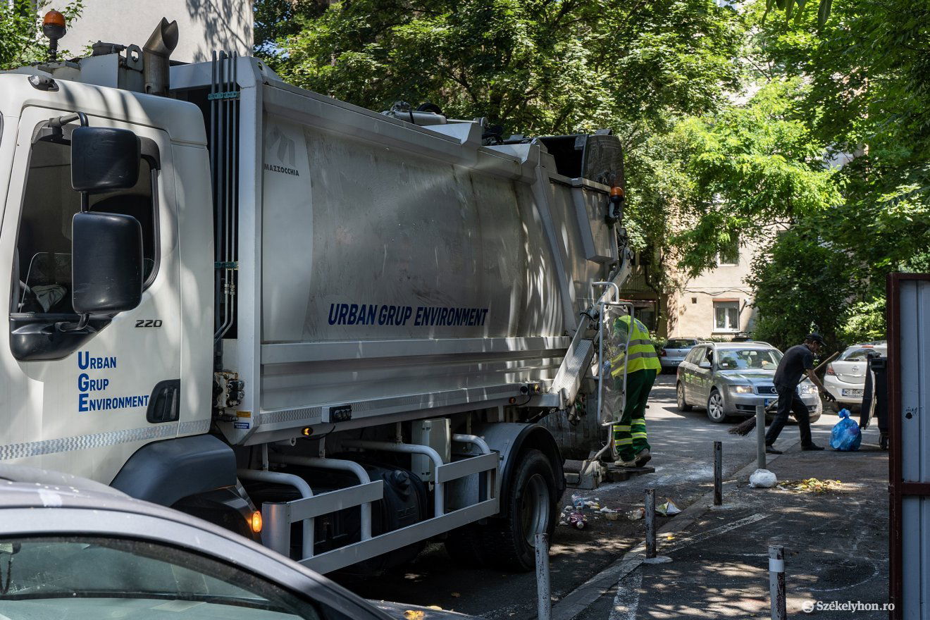 Napok kellenek, amíg a felhalmozott szemetet összeszedik Marosvásárhelyen •  Fotó: Haáz Vince