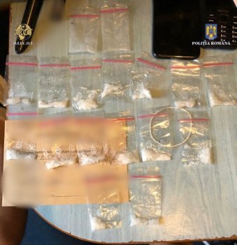 Száz lejért árulták a fehér poros zacskókat, 30 napra előzetesbe kerültek