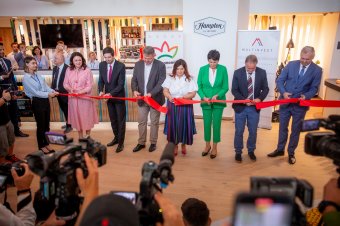 Üzletembereknek, gyógyulni vágyóknak, turistáknak – megnyitották a magyar kormánytámogatással épült szállodát Marosvásárhelyen