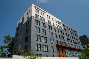 Magyar állami finanszírozással létesült szállodát avattak Marosvásárhelyen, indul a Budapest–Brassó légi járat