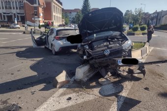 Körforgalomban ütközött két autó, egyik sofőr kórházba került