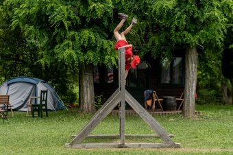 Vizsgáznak a kis tűzoltók: konyhatűzet oltanak, ügyeskednek