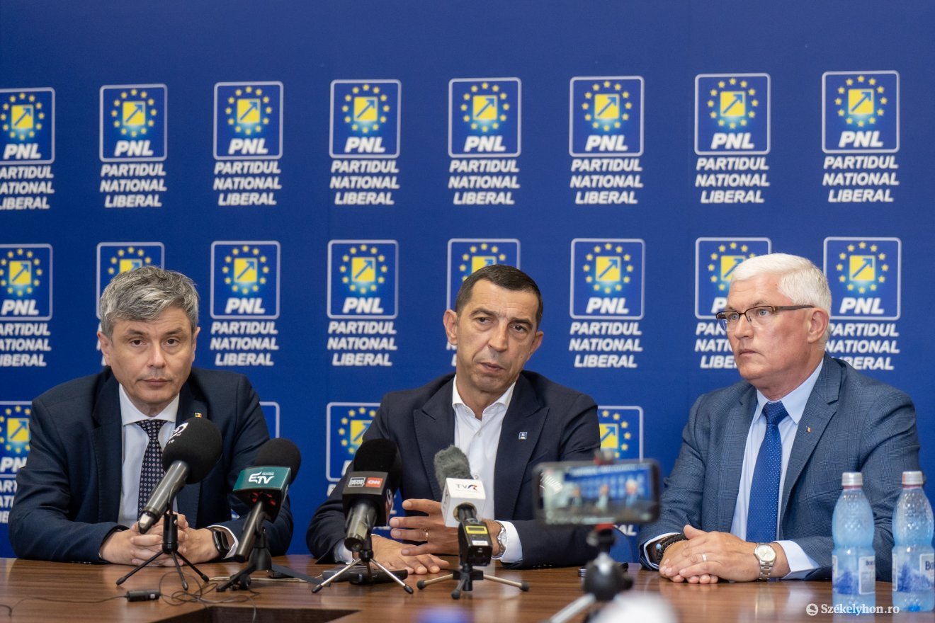 Virgil Popescu energiaügyi miniszter (balról) többek között Ciprian Dobréval (középen) tartott sajtótájékoztatót június elején Marosvásárhelyen •  Fotó: Haáz Vince