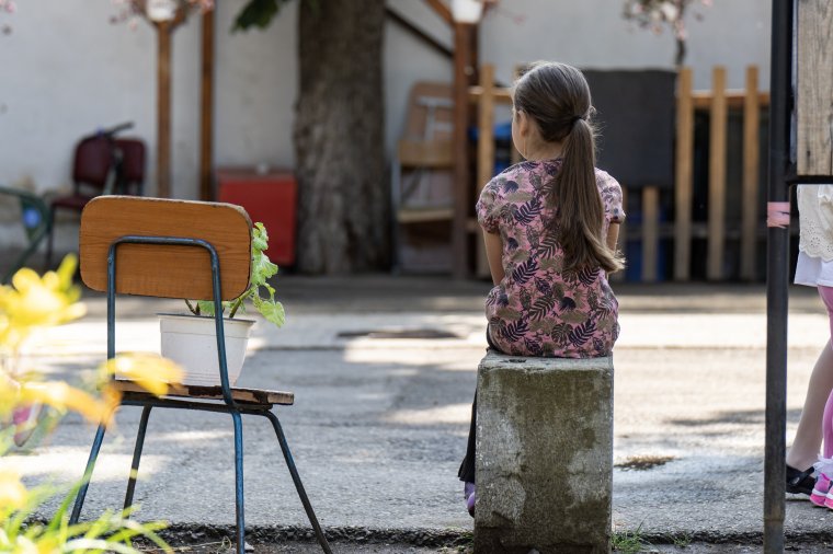 Takarítónőket „kértek kölcsön”, így nem kell online tanuljanak a kisdiákok