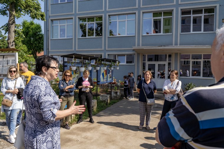 A tanítónők nem sztrájkolnak, a takarítók viszont igen, ezért online oktatásra kell átállni
