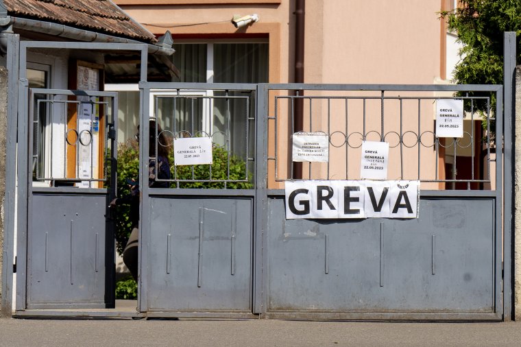 Általános sztrájkba léptek a munkaügyi tárca alárendeltségébe tartozó intézmények alkalmazottai