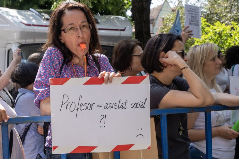 Sajtóértesülések: folytatódik a tanársztrájk, de a kormány egy feltétellel hajlandó megadni a 25 százalékos béremelést