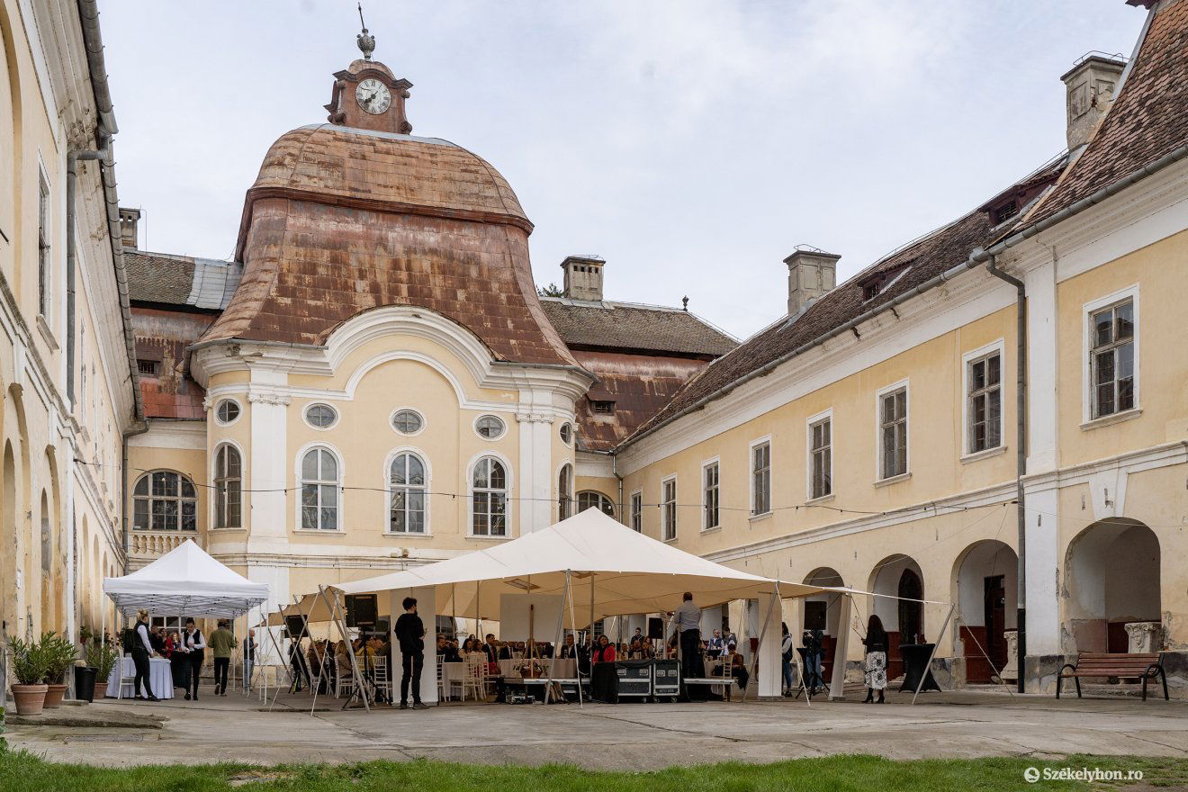 A gernyeszegi Teleki kastély udvarán tartották a megnyitót •  Fotó: Haáz Vince