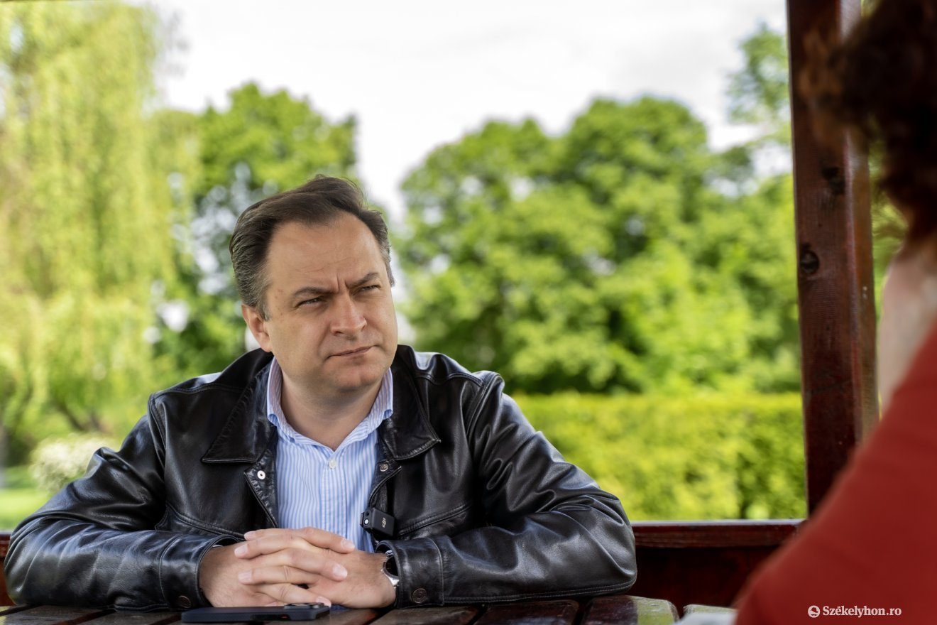 Portik Vilmos alpolgármester kissé elégedetlen a Víkendtelep alkalmazottainak egy részével •  Fotó: Haáz Vince