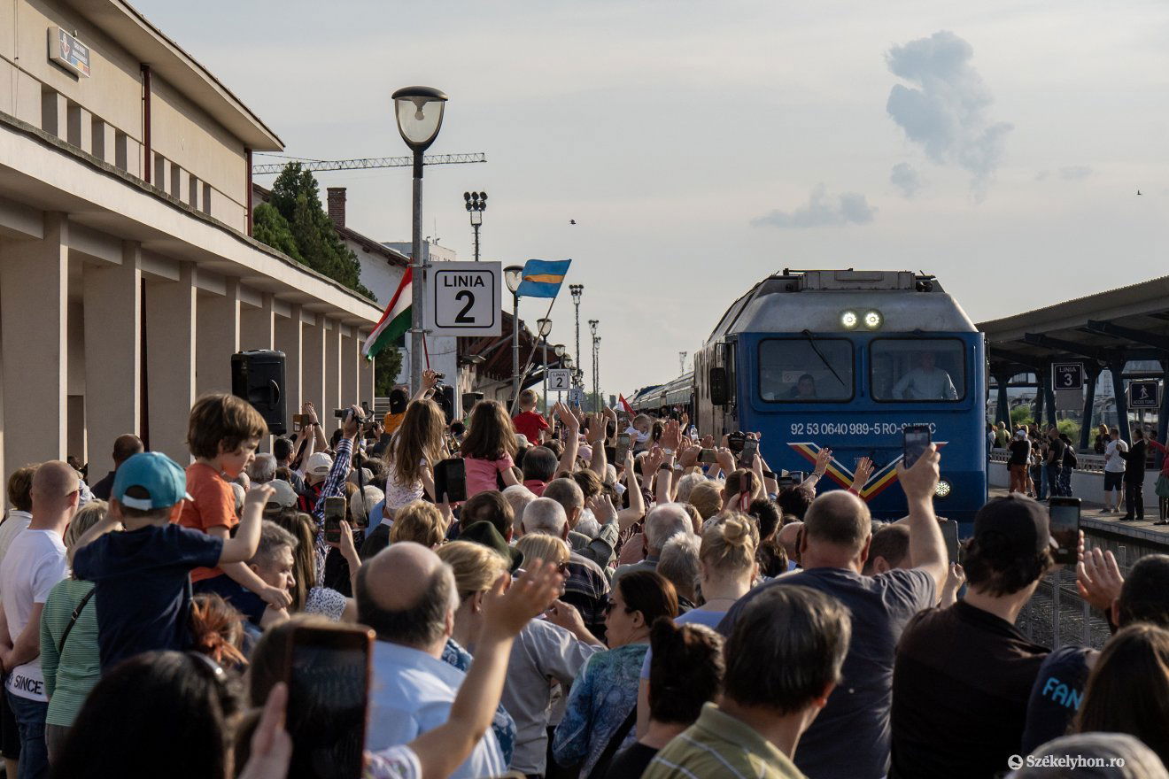 Több százan üdvözölték tavaly is a vendégeket •  Fotó: Haáz Vince