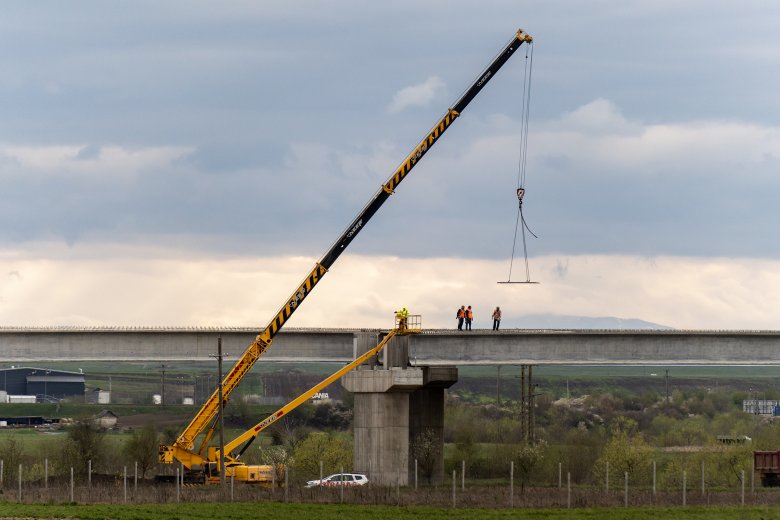 Az Erdélyt Moldvával összekötő autópálya újabb szakaszának van építője
