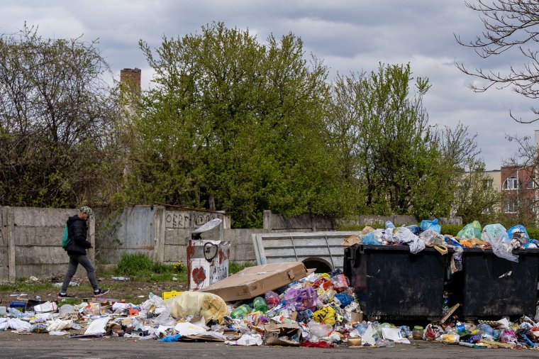 A kamerákat összetörték, ezért kutyás őrök vigyáznának a köztisztaságra