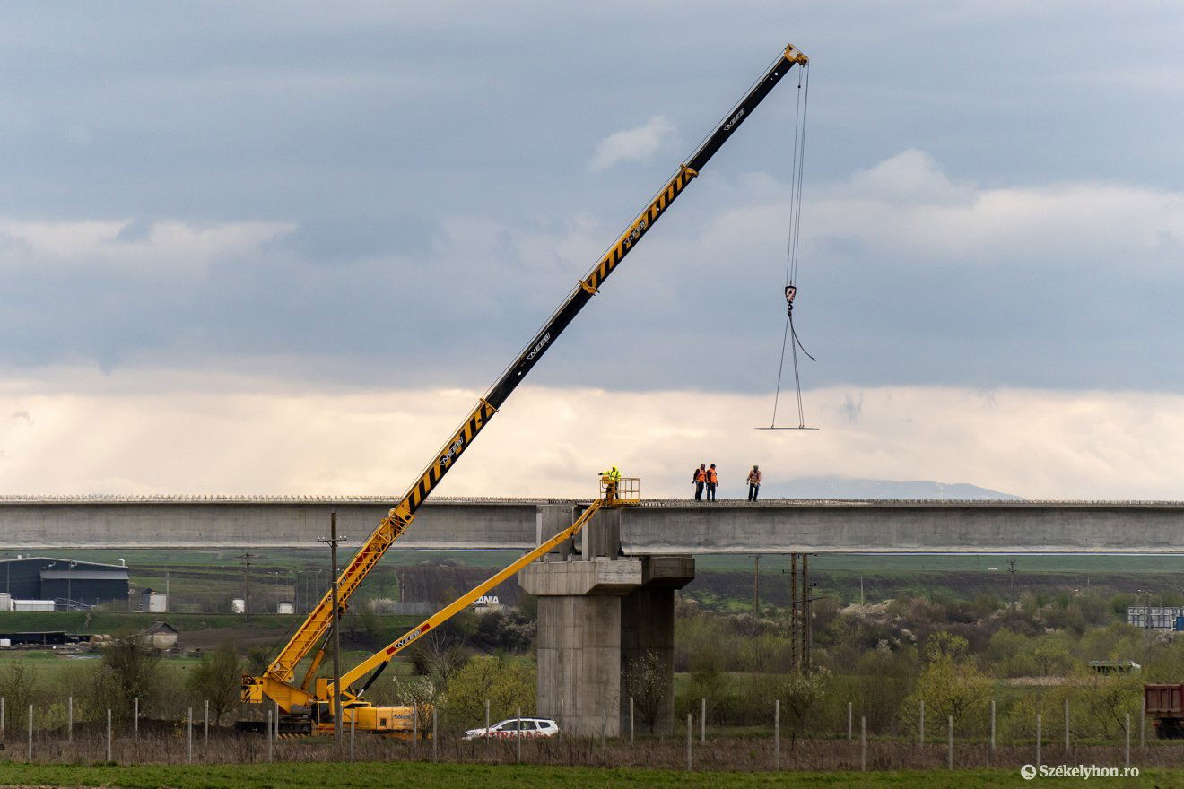 Innen kell felállni. Romániában a lakosok csupán 9 százaléka elégedett az infrastruktúrával •  Fotó: Haáz Vince