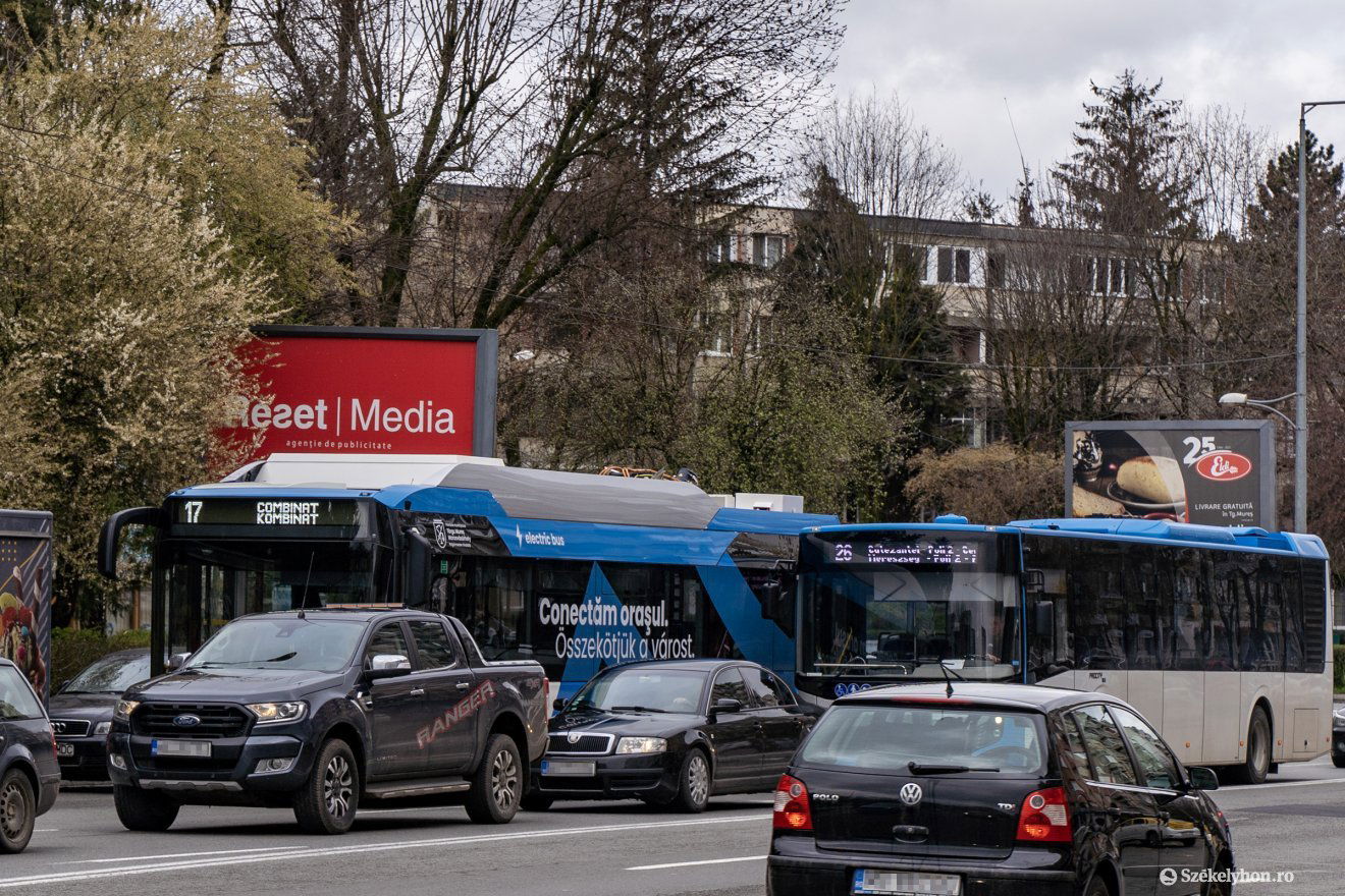 A két új busz közül a magasabb az elektromos jármű •  Fotó: Haáz Vince