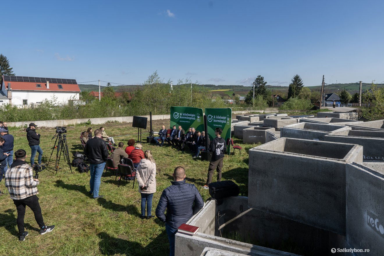 A vízbevezetéshez szükséges anyagok mellett tartottak sajtótájékoztatót •  Fotó: Haáz Vince