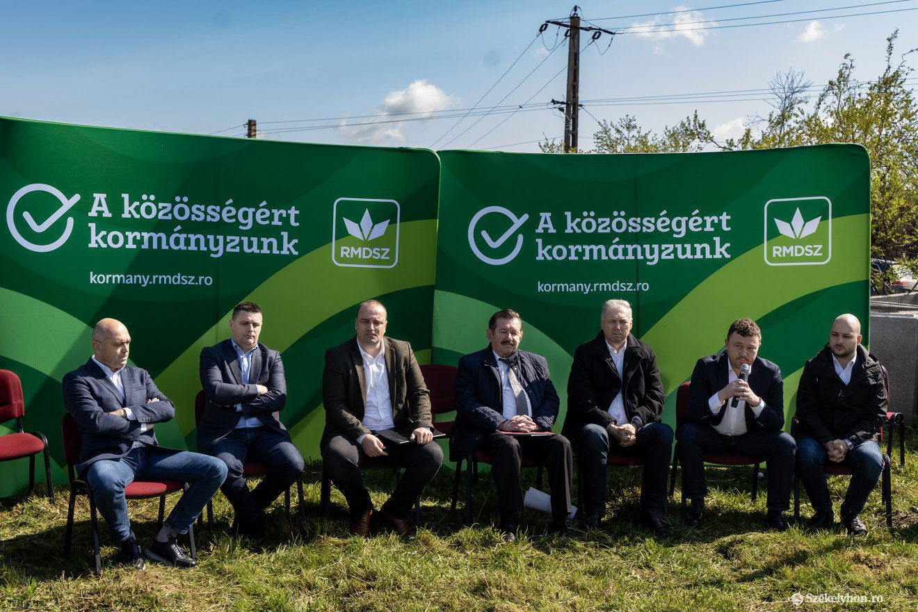 Sajtó előtt a választott képviselők egy része •  Fotó: Haáz Vince
