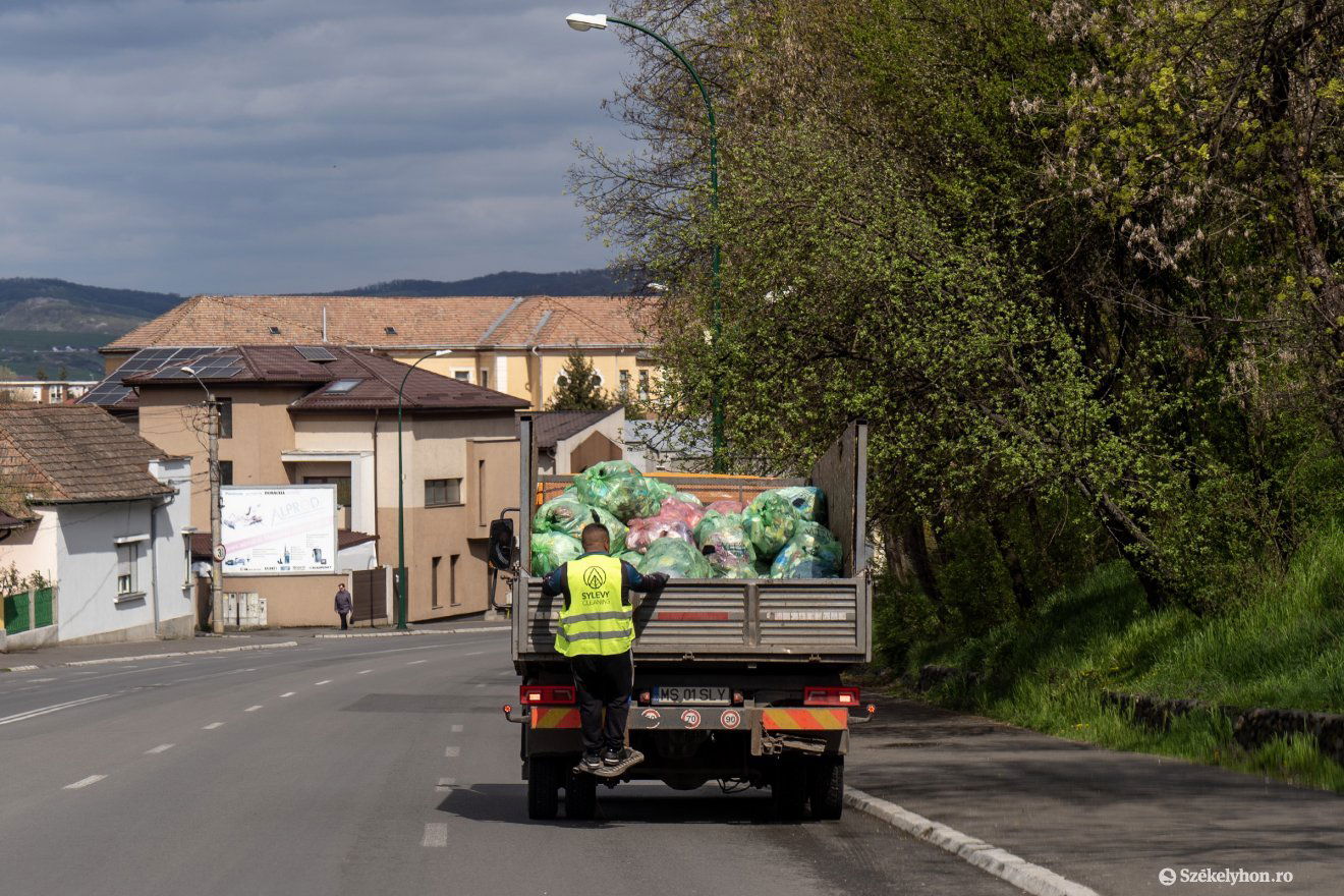 Összeszedik az illegális hulladékot is •  Fotó: Haáz Vince