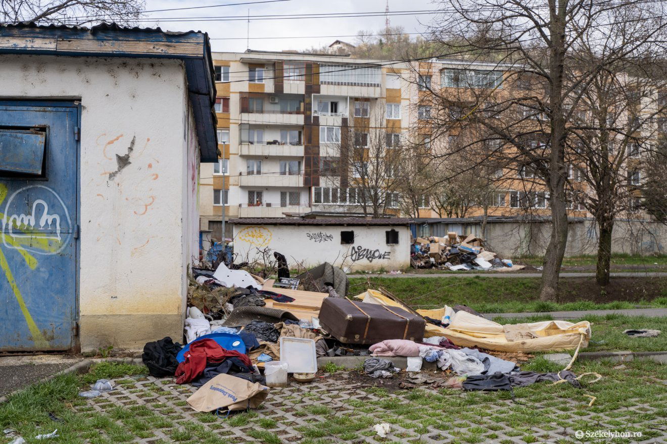 Ha a tárolókban nincs hely melléjük kerül a hulladék •  Fotó: Haáz Vince