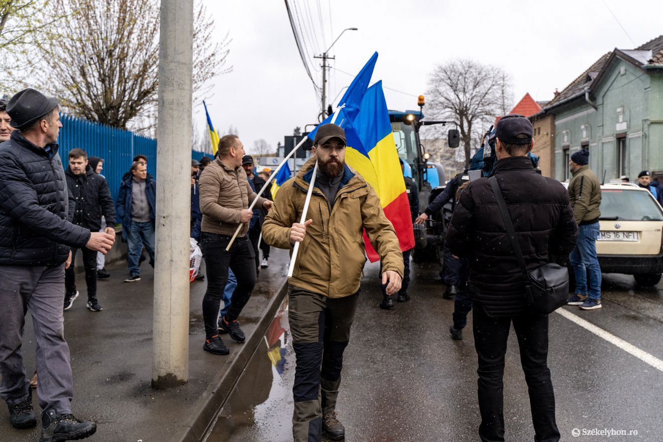 Több száz gazda gyalog vonult a főtérre •  Fotó: Haáz Vince