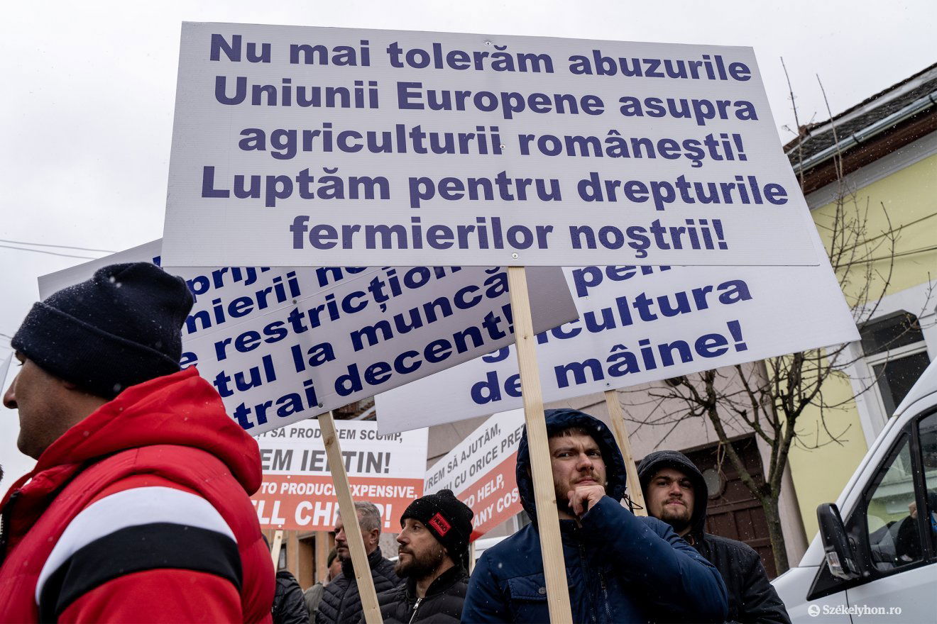 A vámmentes ukrán gabonaimport ellen tüntető gazdák Marosvásárhely központjában. Teljesítik a követeléseiket? •  Fotó: Haáz Vince