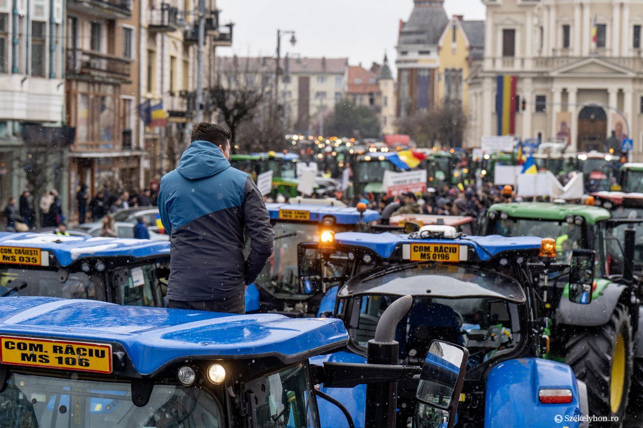 Április 7-én több száz Maros és környező megyebeli termelő vonult traktorral Marosvásárhelyre, tiltakozva a kormány agrárpolitikája ellen •  Fotó: Haáz Vince