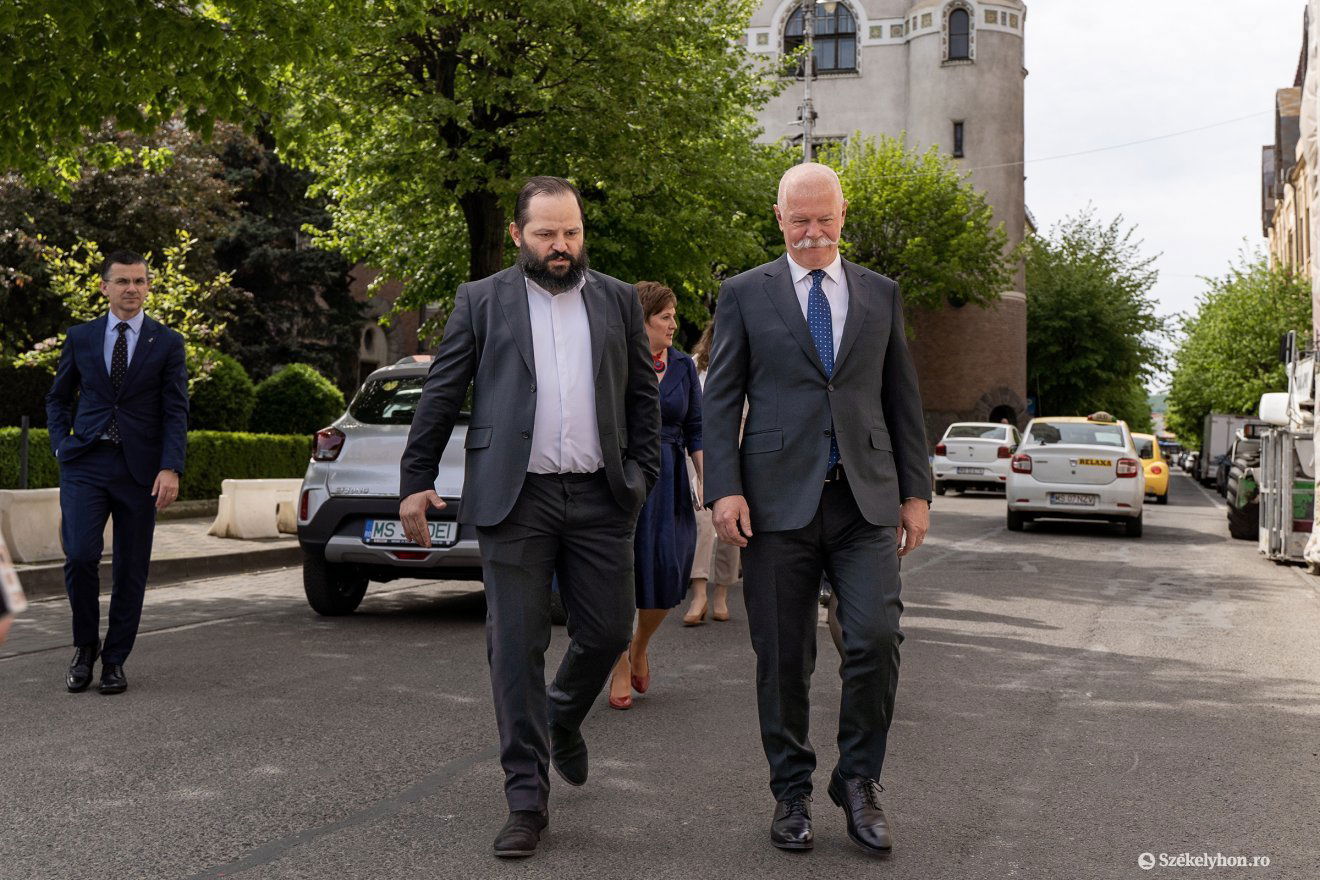 Csák János minisztert (jobbra) fogadja Ötvös Koppány Bulcsú, a házigazda Maros megyei múzeum igazgatója •  Fotó: Haáz Vince
