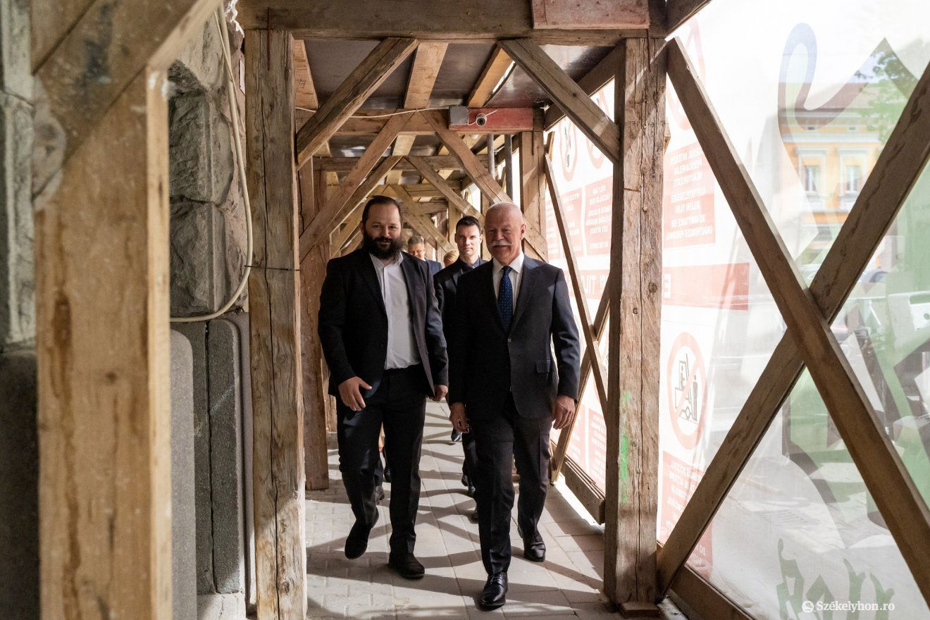 Javítják a Kultúrpalotát, állványok alatt lehet bejutni •  Fotó: Haáz Vince