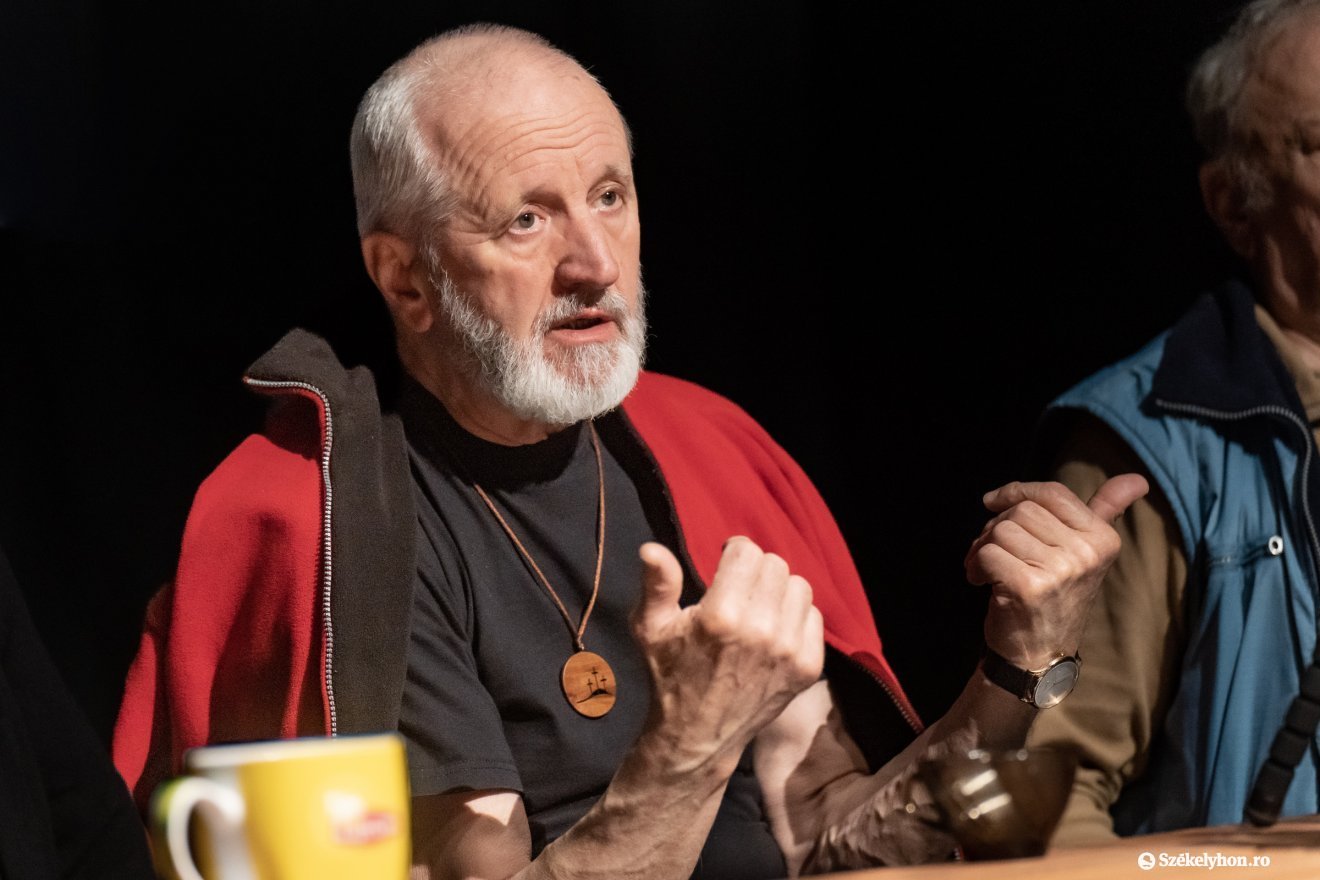 Tatai Sándor színművész alakítja a varázspálcájával újat teremtő Prospero szerepét •  Fotó: Haáz Vince