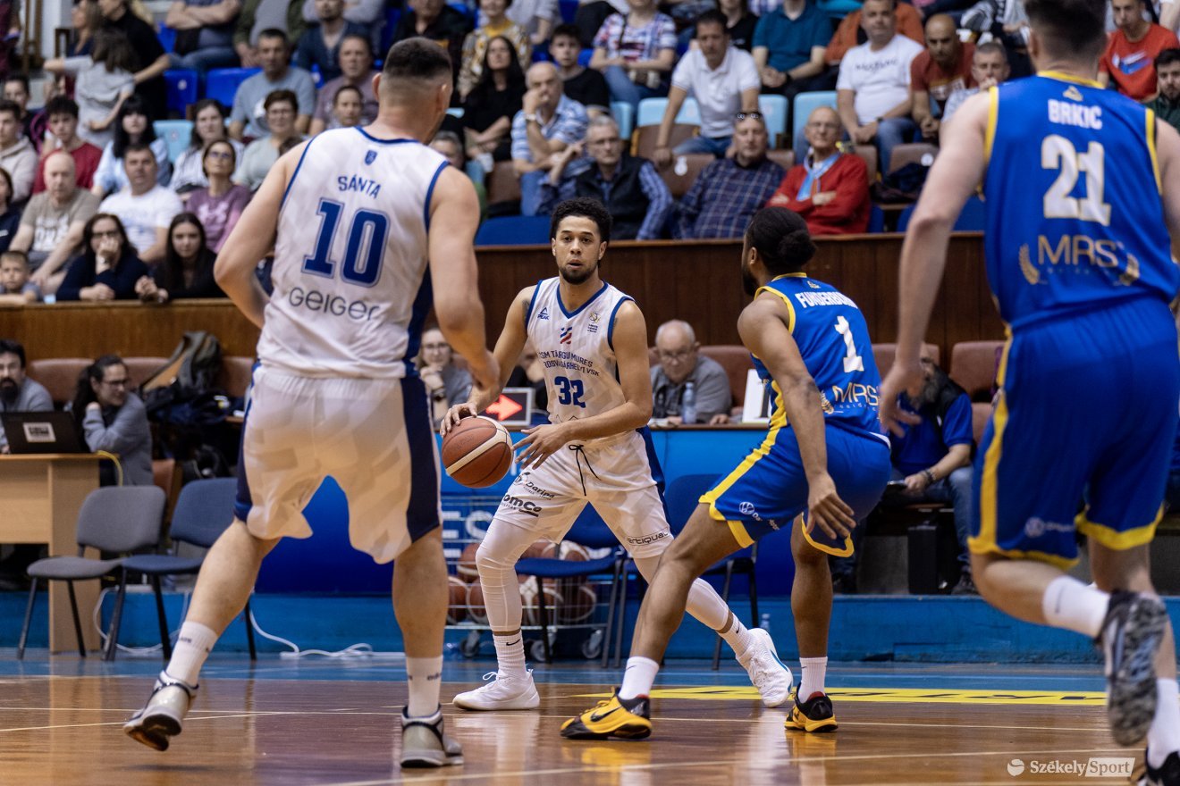 Az amerikai Anthony Mathis nagy löketet adott a marosvásárhelyi csapatnak •  Fotó: Haáz Vince