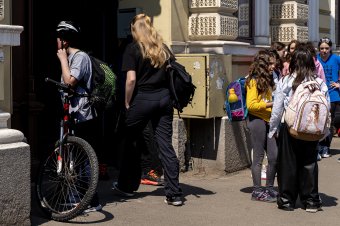Iskolákat ellenőriztek a rendőrök, több tanintézetet is megbírságoltak az őrzési szabályok megsértése miatt